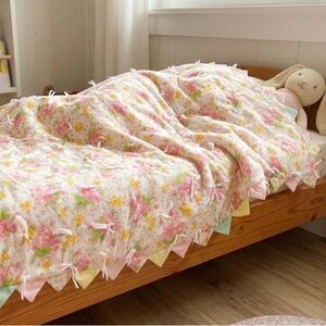 HAND MADE QUILT WITH FLORAL PATTERN.SCALLOPED COLORFUL EDGED.
NEW W/O TAGS